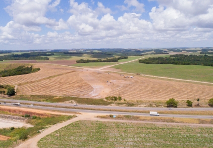 BR 101 norte, próximo ao KM 29,7. Em frente ao novo posto da Polícia Rodoviária Federal.