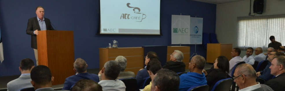 Governador Renato Casagrande durante palestra em evento para empresários