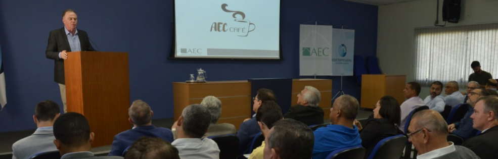 Governador Renato Casagrande durante palestra em evento para empresários